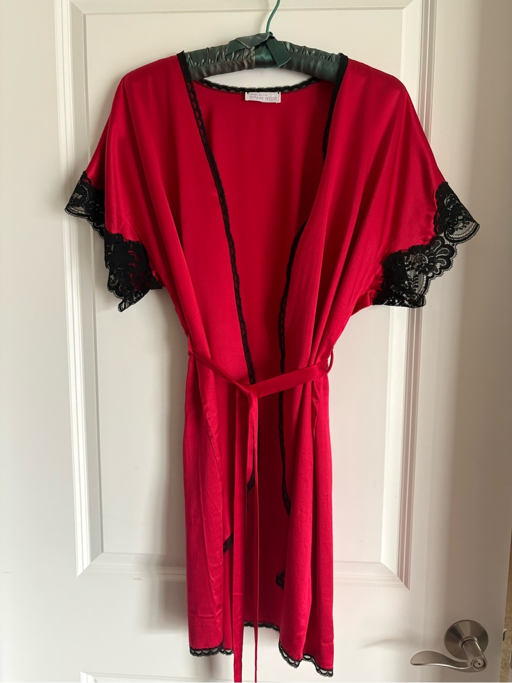 BONWIT TELLER Silk and Lace Robe